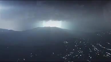 天空大海下雨打雷闪电氛围视频背景视频的预览图
